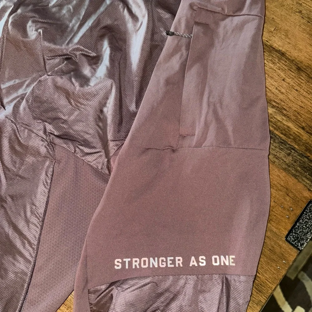 Men’s Large, Lululemon x Barry’s Fast & Free Jacket, Cherry Cola, MSRP $188 - Picture 9 of 10